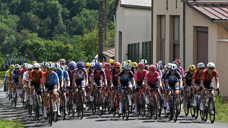 Le peloton du Tour de France féminin, lors de la sixième étape entre Clermont-Ferrand et Ambert, le 31 juillet 2025.