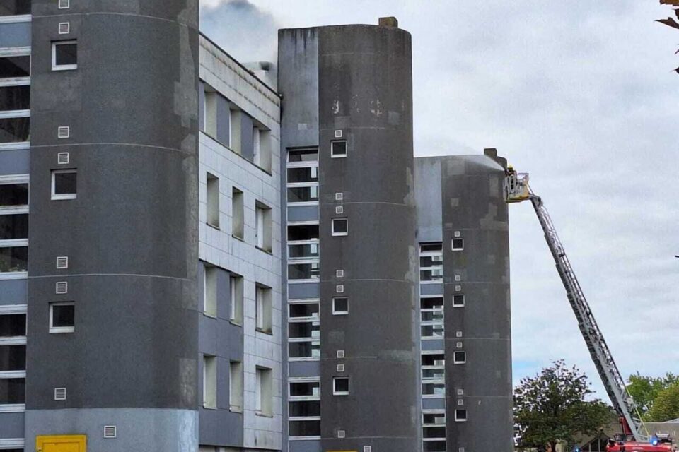 Les pompiers tentent de maîtriser le feu qui se propage sur l’autre façade de l’immeuble.