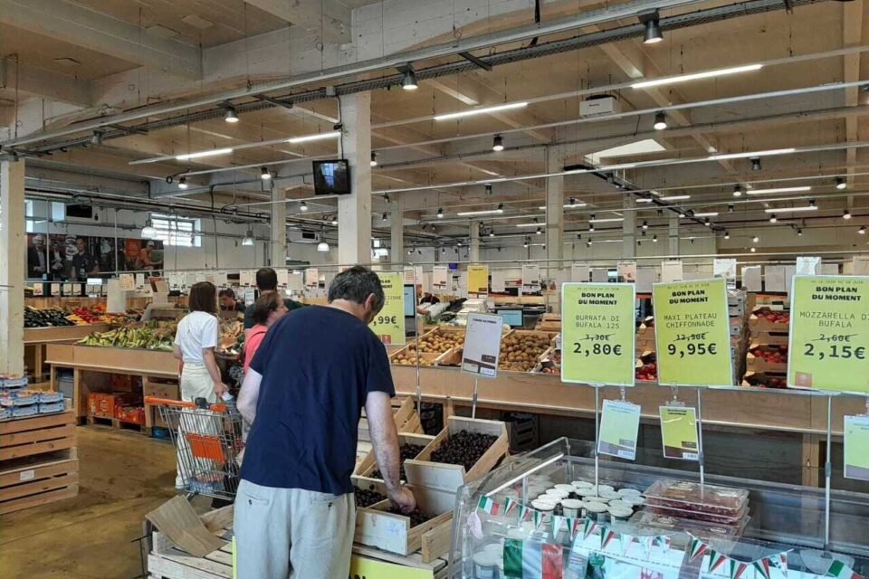 La clientèle est de proximité, majoritairement, mais on peut imaginer qu'elle s'étend, car le magasin fait de plus en plus d'adeptes.