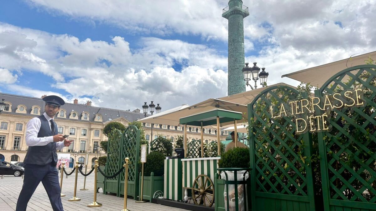 Place Vendôme, la terrasse estivale du Ritz divise : comment dynamiser sans dénaturer ce site classé ?