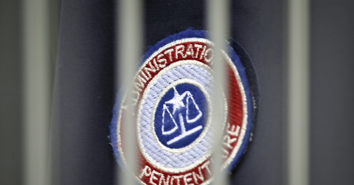 Le détenu de 20 ans qui s'était évadé vendredi de la prison de Corbas, près de Lyon, en se cachant dans le sac de son codétenu libérable, a été interpellé lundi matin à Sathonay-Camp, dans la métropole lyonnaise, a annoncé le parquet de Lyon