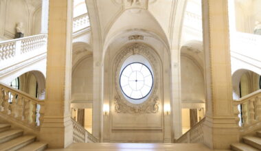 Le Louvre et ses 10 000 marches : de Philippe Auguste à Mitterrand, visitez le musée… par ses escaliers !