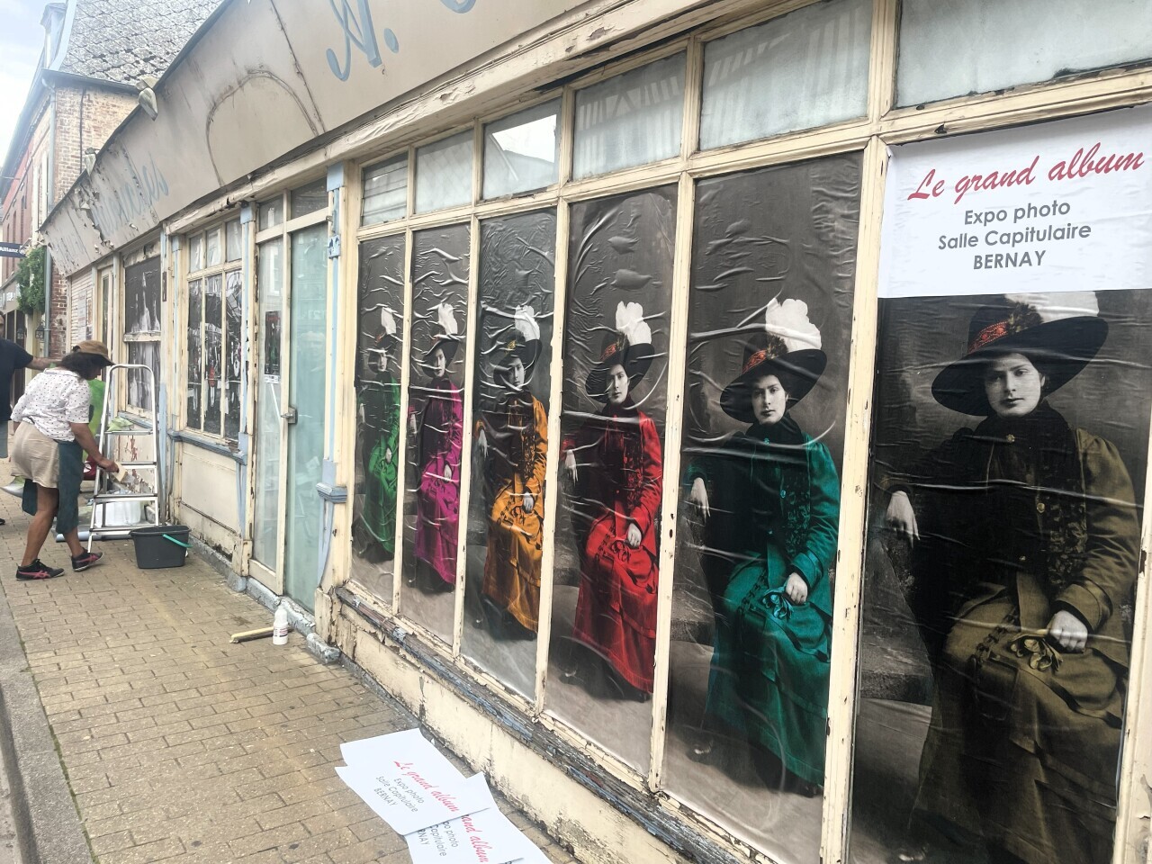 Bernay. Pourquoi des photos sont collées sur les vitrines de plusieurs commerces vides ?