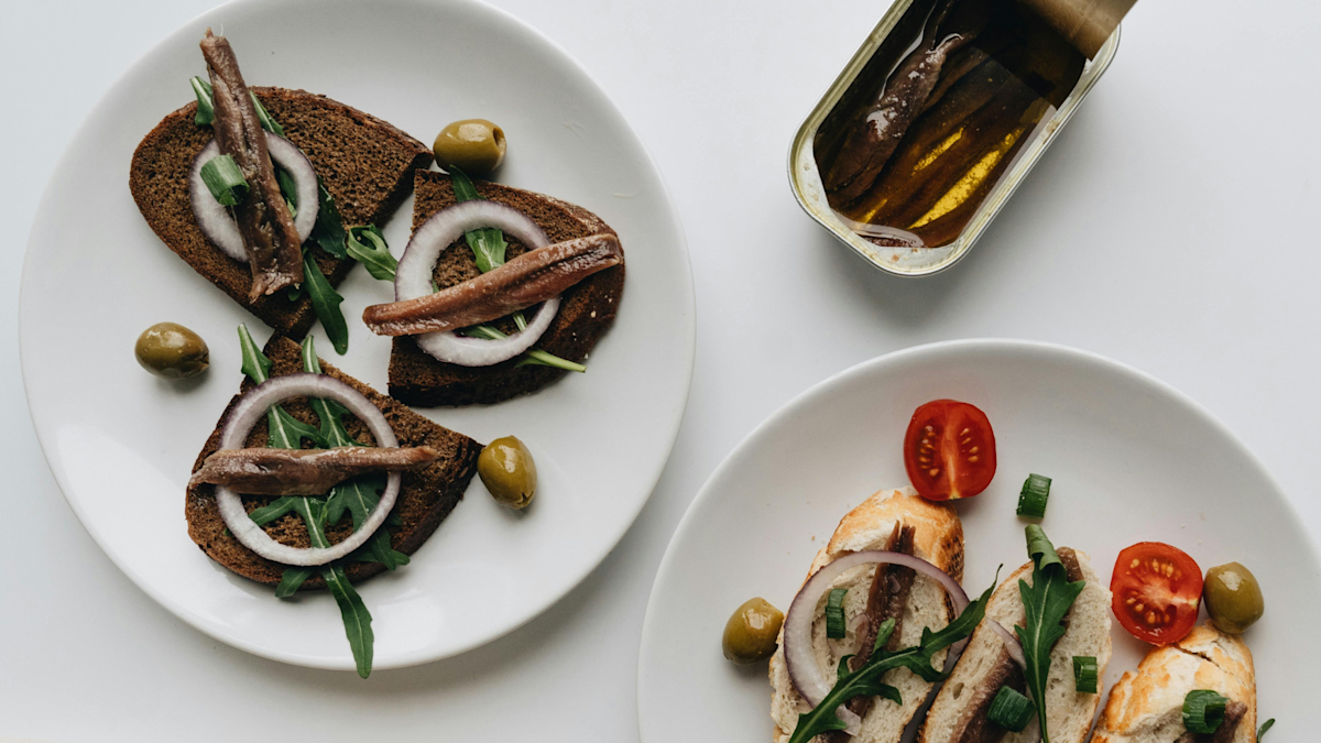 selon un gastro-entérologue, ce petit poisson en conserve les dépasse en termes de bienfaits pour la santé après 50 ans