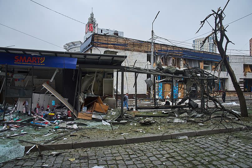 Un arrêt de bus endommagé par une attaque aérienne russe, Kyiv, le 21 juillet 2025.