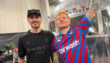SM Caen. Pourquoi une star planétaire de la chanson porte le maillot du Stade Malherbe ?