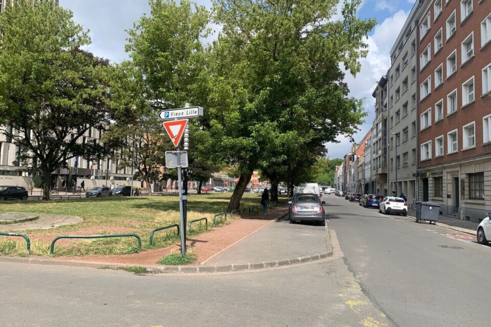 La circulation automobile ne se fera plus que de ce côté, à gauche de l'image, en double sens. La voie qui longe le tribunal sera piétonnisée.