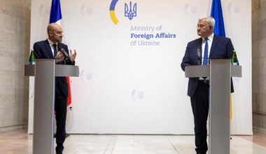 le ministre des affaires étrangères français dénonce les « exigences maximalistes » de Moscou, avant les pourparlers de paix avec la Russie prévus mercredi, en Turquie