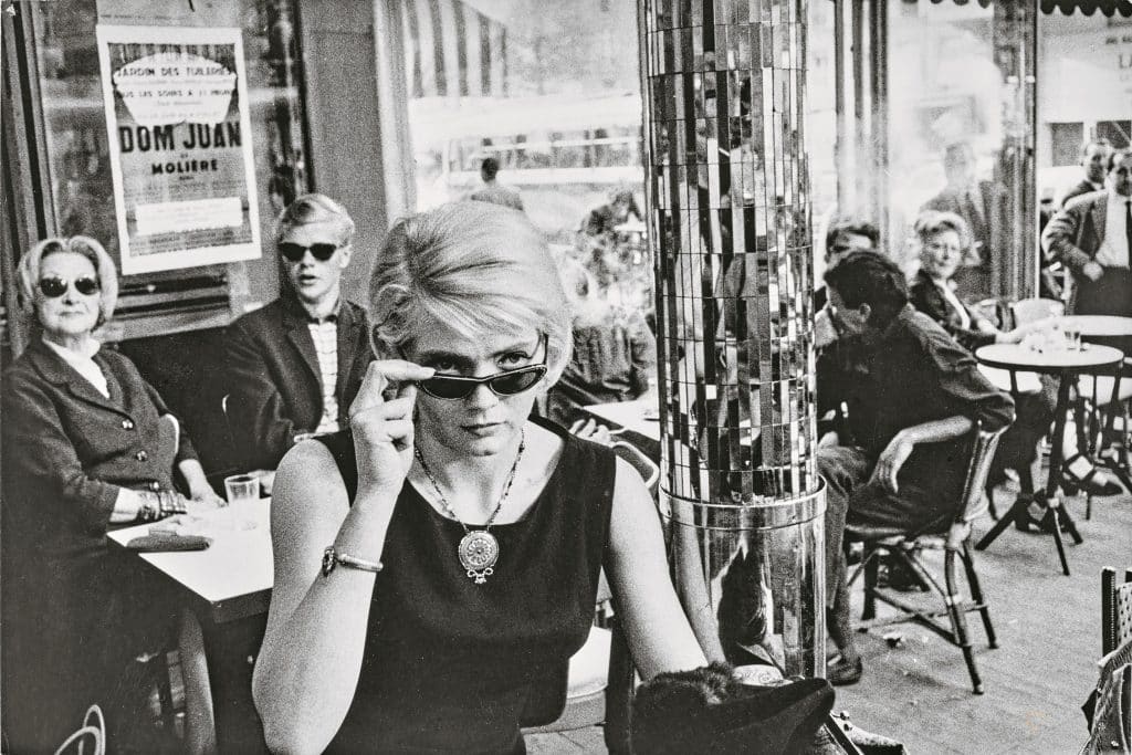 Photographie de Liliane de Kermadec, Corinne Marchand sur le tournage du film d’Agnès Varda Cléo de 5 à 7, Cléo au café du Dôme, Paris 14e, 1961 Liliane de Kermadec © Ciné-Tamaris