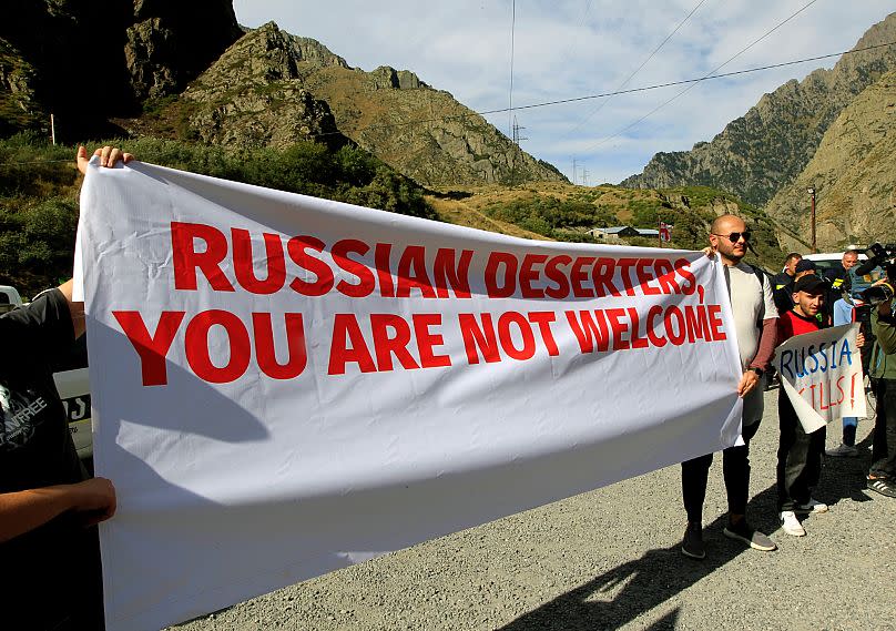 Des militants tiennent une bannière anti-russe lors d'une action organisée par le parti politique Droa à la frontière entre la Géorgie et la Russie, Septembre 2022