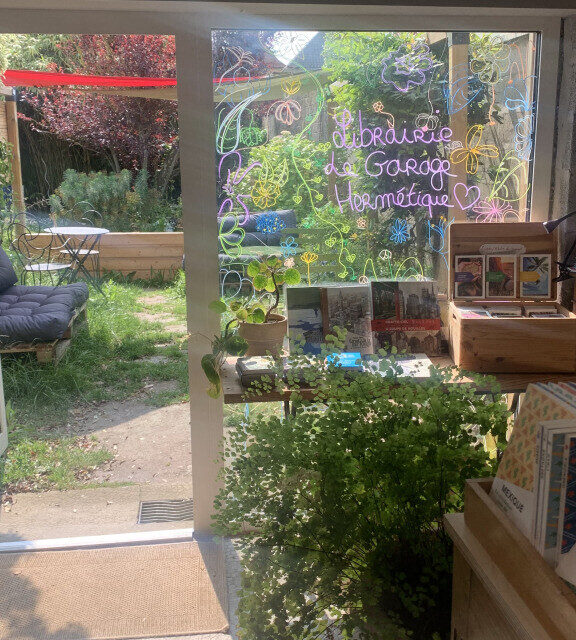 Au Garage Hermétique, il est même possible de lire son livre dans le jardin.