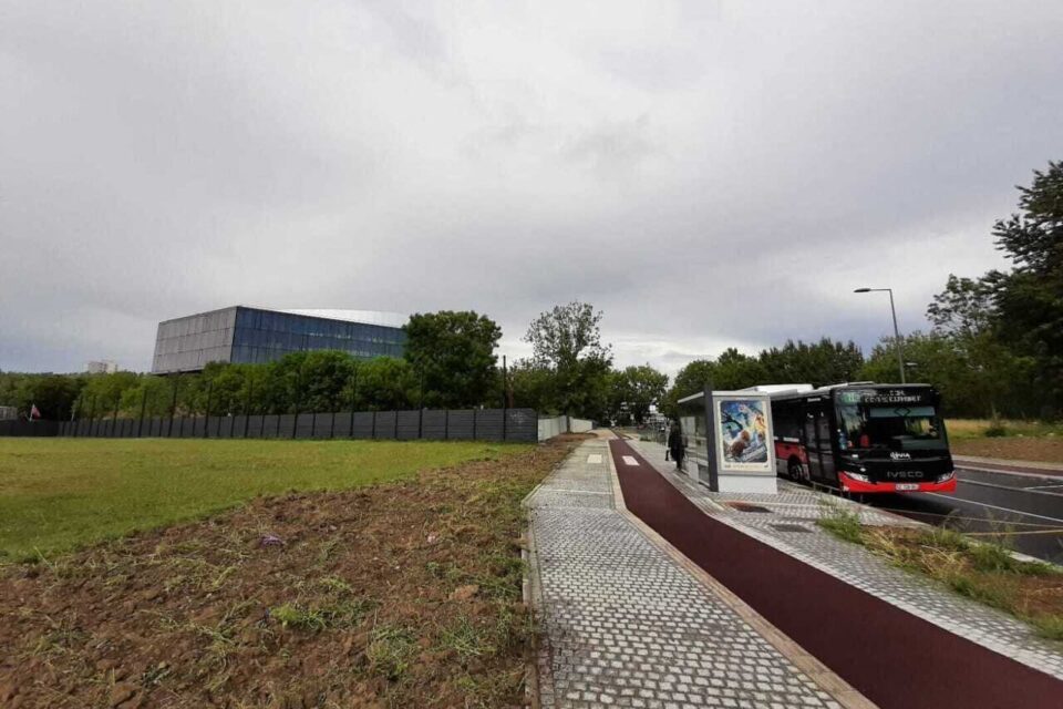 La rue est passée à double sens, avec 2x1 voie pour les bus et les voitures.