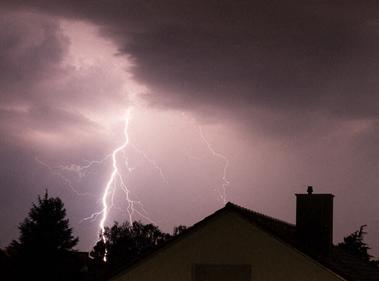 Des orages annoncés dans la Loire et le Massif central, Météo-France alerte : à quoi s'attendre
