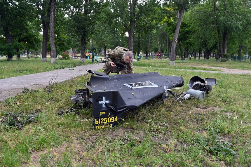 Un expert ukrainien en explosifs examine les débris d’un drone militaire iranien Shahed 136 à Kharkiv (Ukraine), le 4 juin 2025