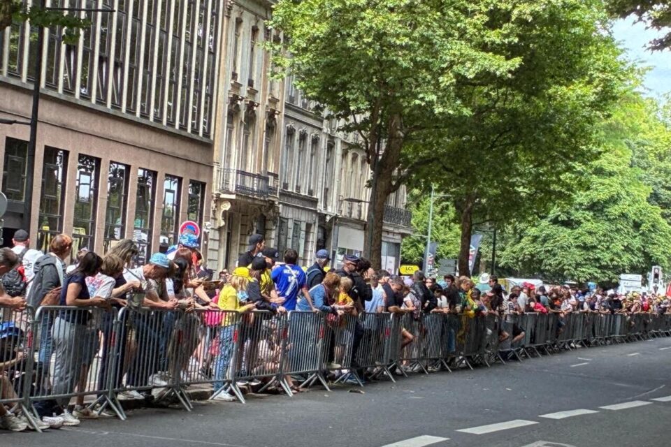 À Seclin, peu avant 12h, on attendait impatiemment le passage de la caravane du Tour de France.
