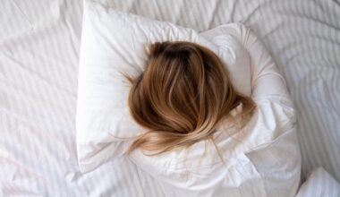 Les scientifiques ont découvert un nouveau symptôme de la maladie d'Alzheimer qui apparaît la nuit : un neurologue le confirme