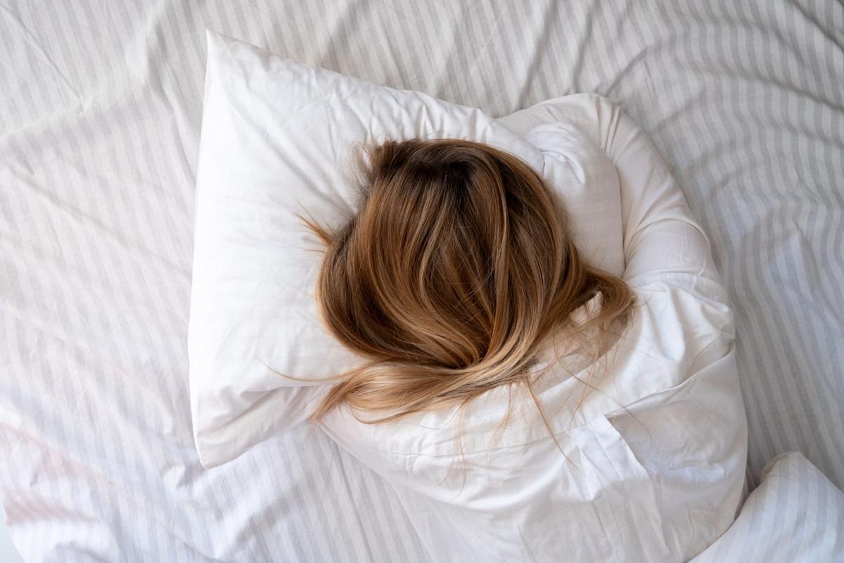 Les scientifiques ont découvert un nouveau symptôme de la maladie d'Alzheimer qui apparaît la nuit : un neurologue le confirme