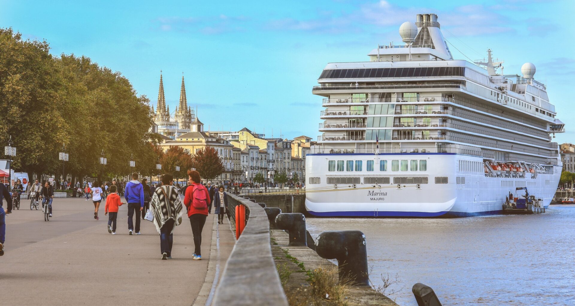 Croisières Bordeaux : les paquebots profitent toujours des quais du centre-ville de Bordeaux @www-depositphotos-com - wjrek