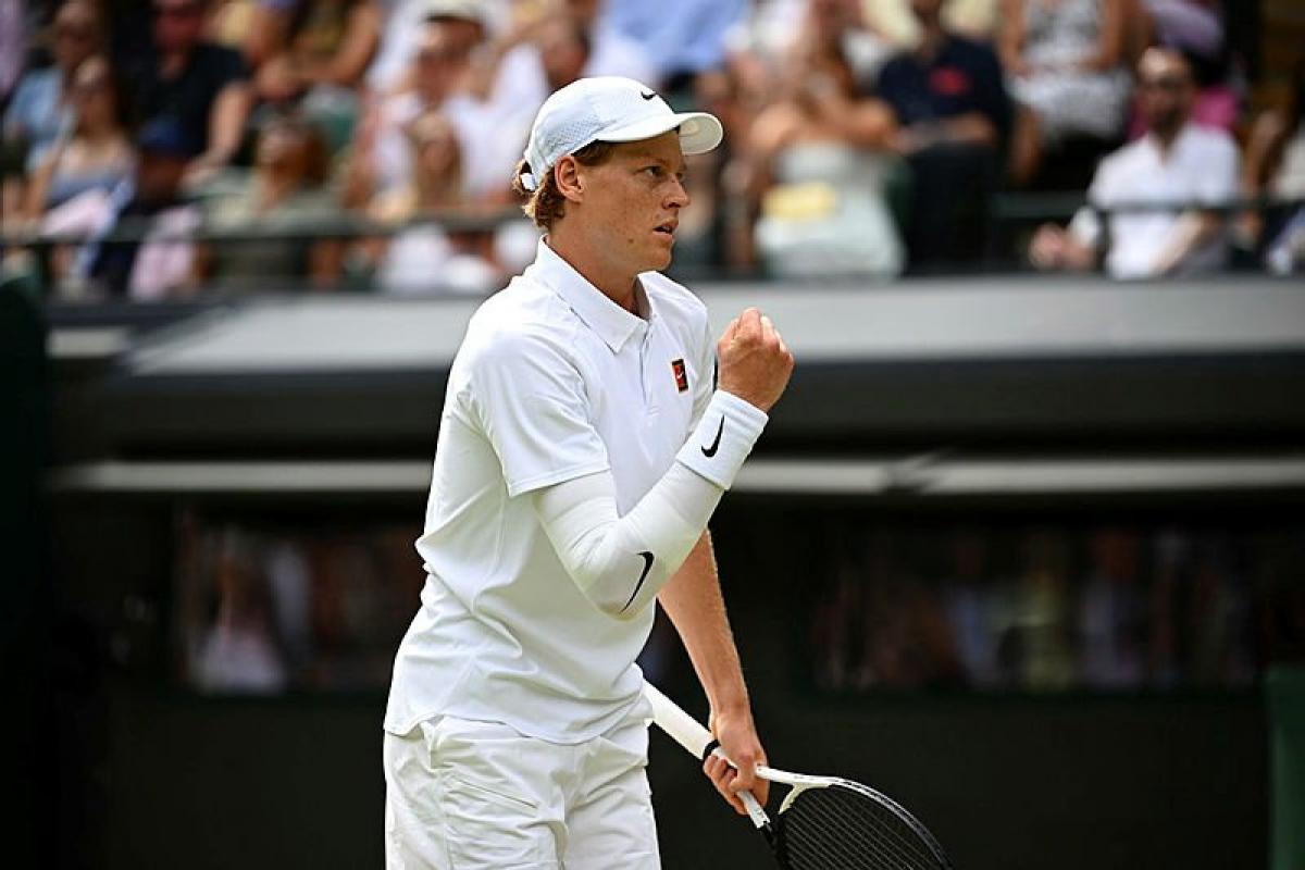 Malgré une gêne au coude droit, Jannik Sinner s'impose face à Ben Shelton et file en demi-finales de Wimbledon - L'Équipe