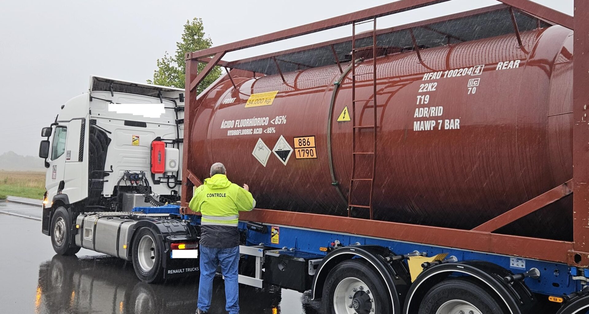 Bilan : 14 infractions relevées, dont 12 liées au transport de matières dangereuses. Un des transporteurs a dû s’acquitter sur place d’une consignation de 4 500 euros. - Photo Préfecture de Seine-Maritime