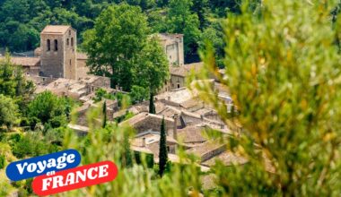 Saint-Guilhem-le-Désert, très joli village niché entre falaises et rivière - Photo : DepositPhotos.com, lmdesert