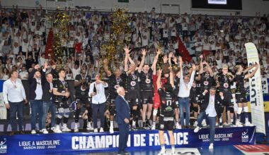 L'équipe de volley de Tours sur le podium.