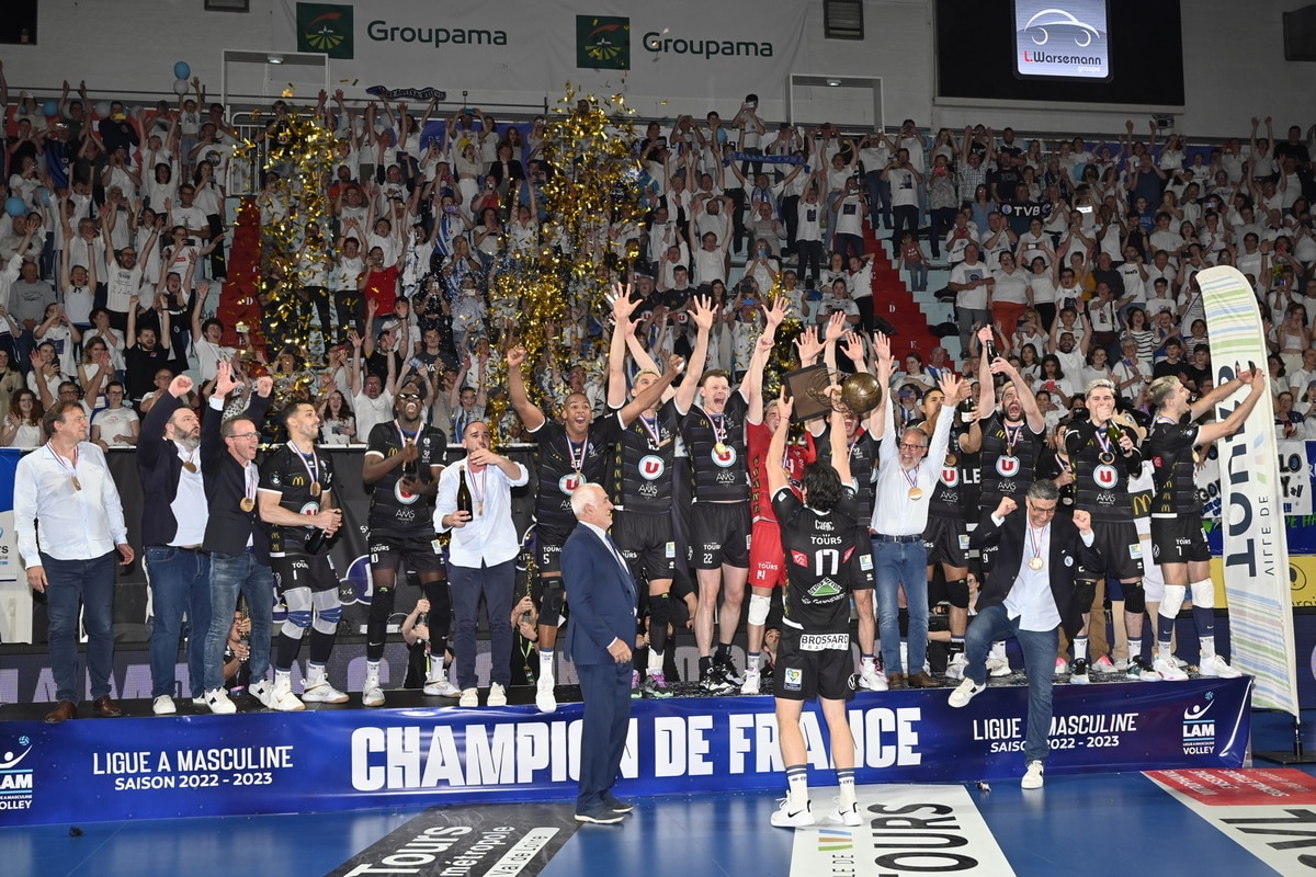 L'équipe de volley de Tours sur le podium.