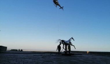 Spectaculaire, le cheval des Jeux olympiques est arrivé au Mont-Saint-Michel par hélicoptère