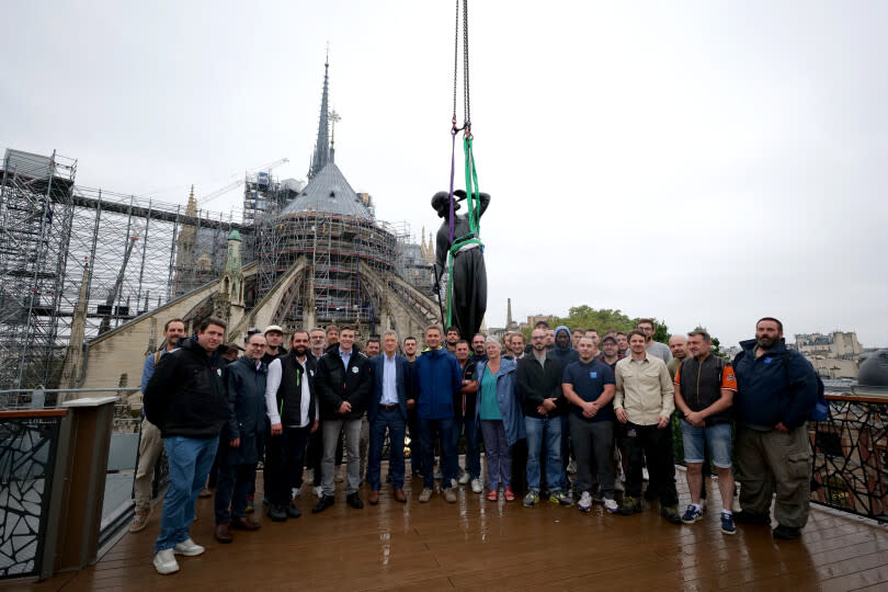 Philippe Jost, Rémi Fromont et Marie-Hélène Didier, entourés de couvreurs-ornemanistes et des échafaudeurs chargés de la repose des seize statues, le 24 juillet 2025.
