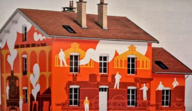 Graphisme et histoire sur la façade d’une bâtisse