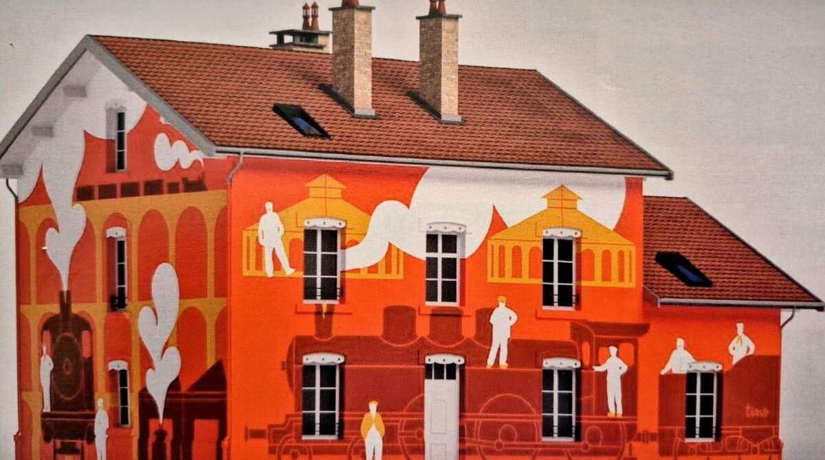 Graphisme et histoire sur la façade d’une bâtisse