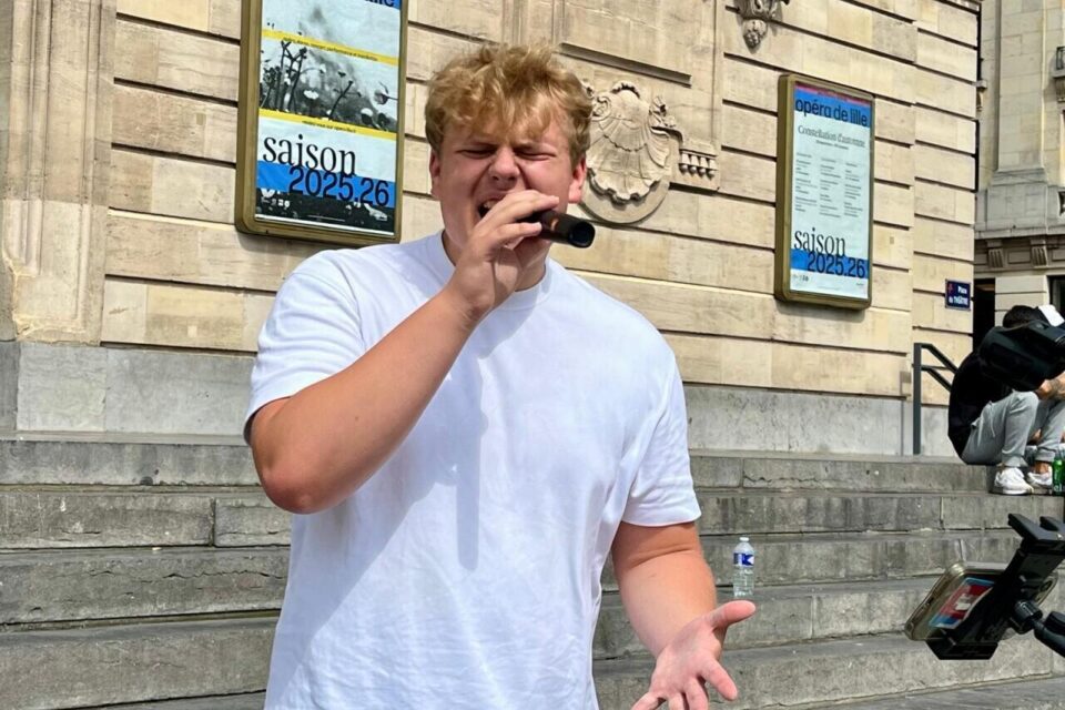 Vous avez peut-être déjà vu Delo, de son nom Loïc Dellavedova, chanter dans la rue à Lille (Nord). Il interprête des titres connus et les siens.