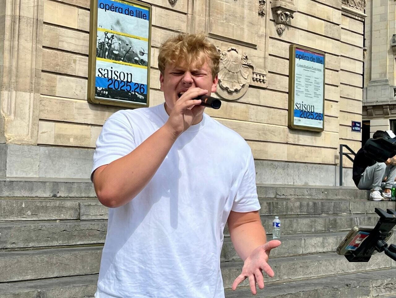 À Lille, Loïc, alias Delo, 19 ans, chante dans la rue pour se faire connaître