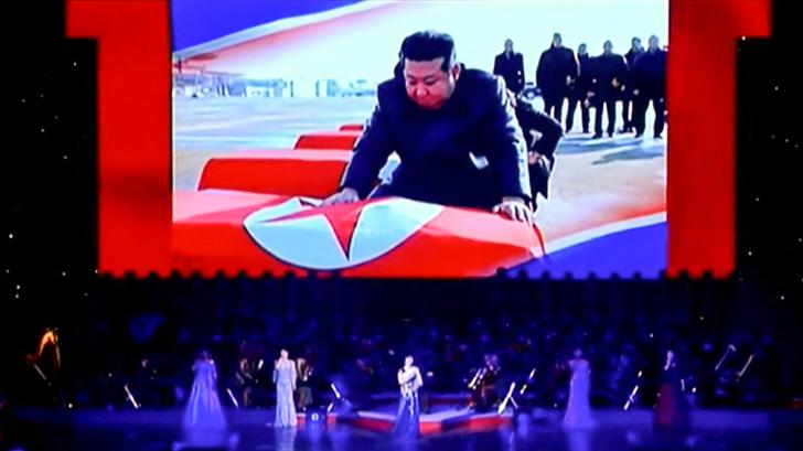 Kim Jong Un a a placé un drapeau nord-coréen sur l’un des cercueils lors d’une grande cérémonie d’hommage aux soldats tombés sur le front ukrainien en soutien à l’invasion russe. 