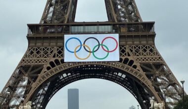 les anneaux olympiques de retour sur la Tour Eiffel pour le premier anniversaire