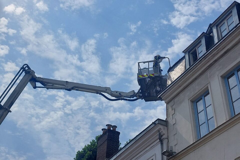 La cheminée est tombée du haut d'un bâtiment de quatre étages.