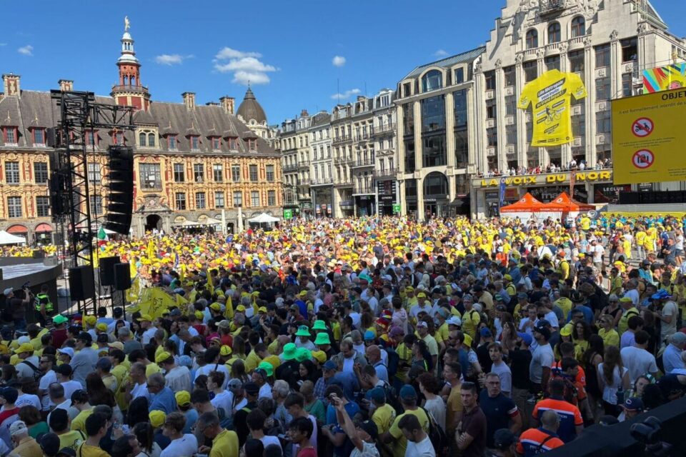 Bobs et T-shirts jaunes à perte de vue !