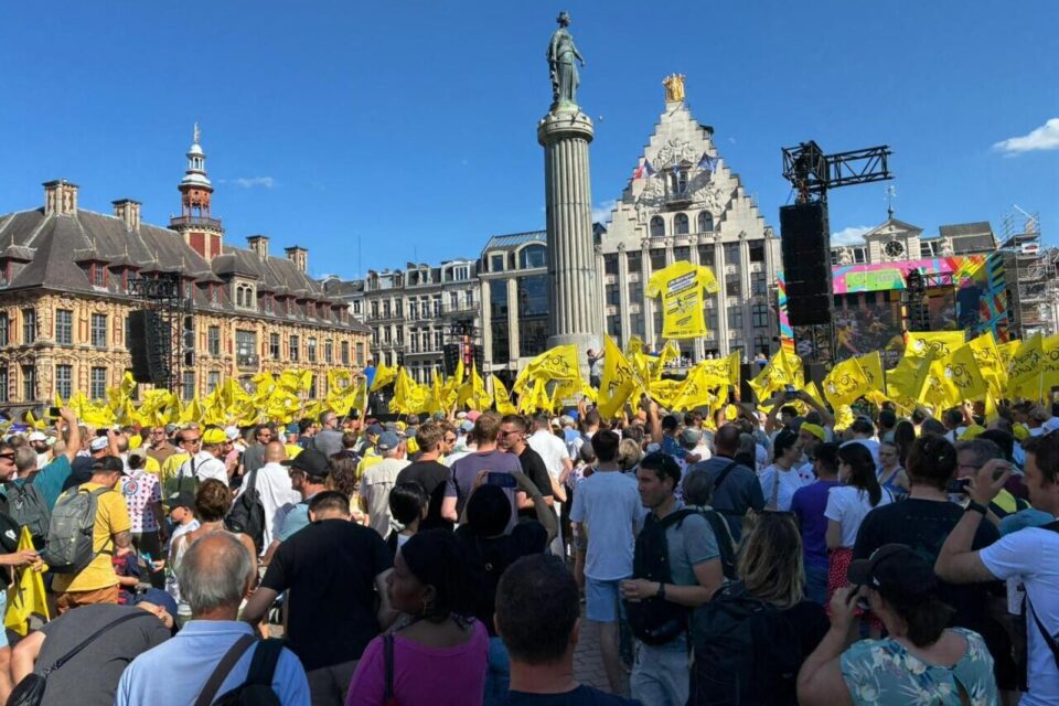 La Grand'Place était bondée de monde, 30 minutes avant le début officiel de la parade.