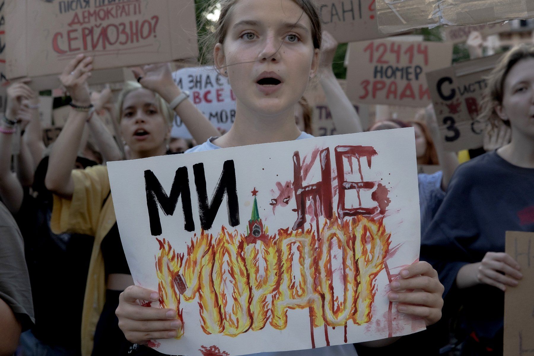 Une manifestante tient une pancarte lors d'une manifestation contre une loi qui supprime l'indépendance d'organismes anticorruption dans le centre-ville de Kiev, le 23 juillet 2025