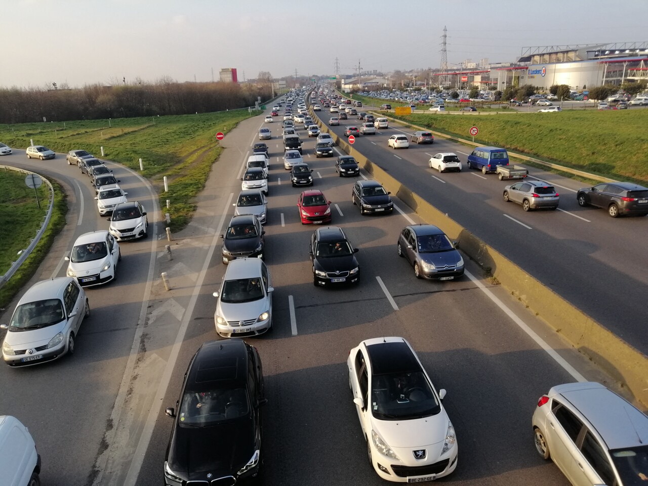 prudence sur la route, des bouchons se forment
