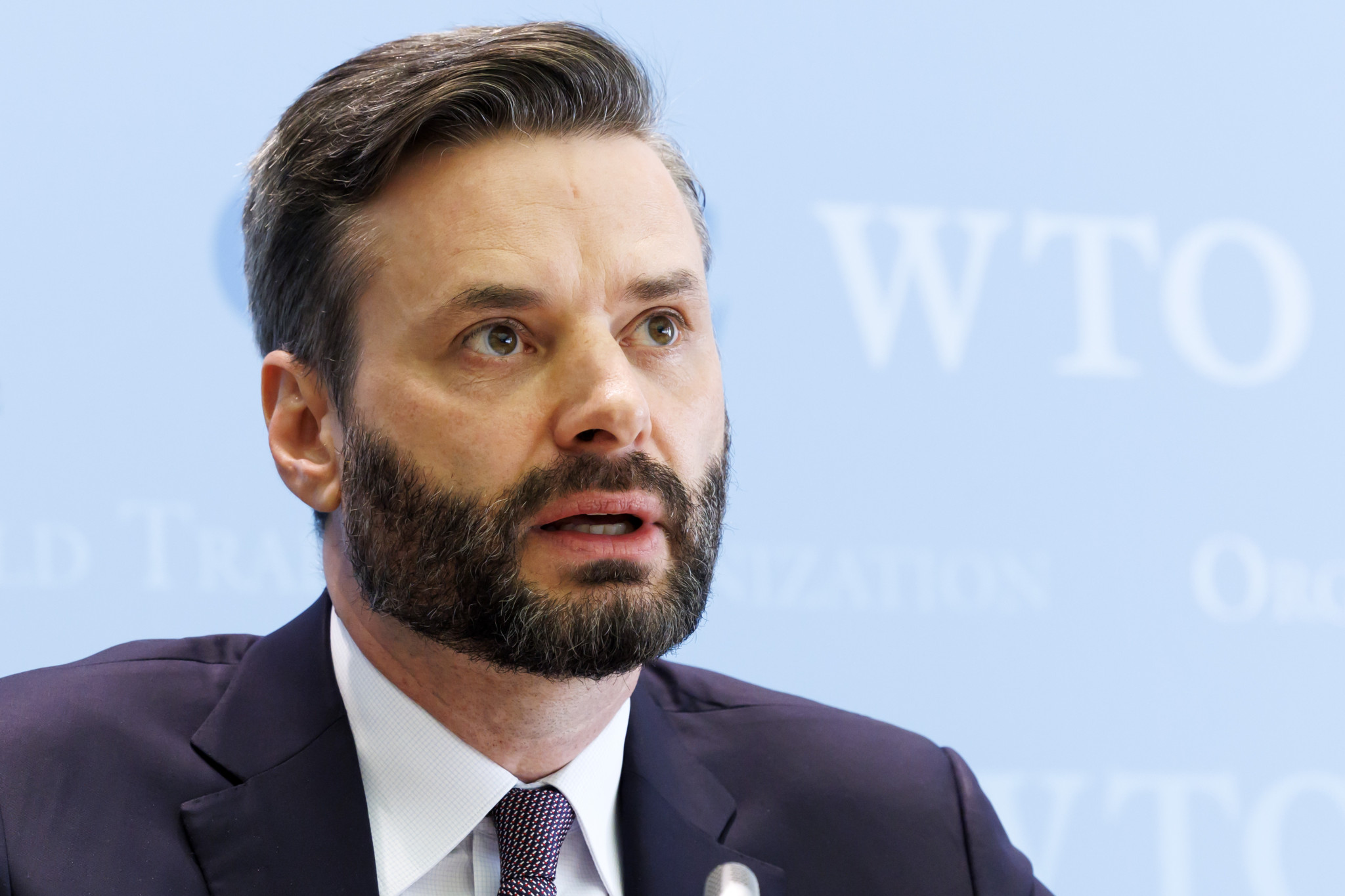 Ralph Ossa, économiste en chef de l’OMC, s’exprime lors de la conférence de presse sur les perspectives et statistiques du commerce mondial à Genève.