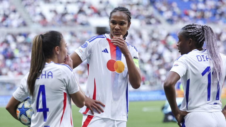 Wendie Renard en discussions avec Selma Bacha et Kadidiatou Diani lors d'OL - Arsenal