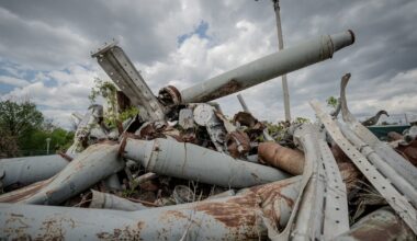 Des restes d'armes russes dans un champ utilisé pour le stockage de missiles russes à Kharkiv, le 30 avril 2025 en Ukraine