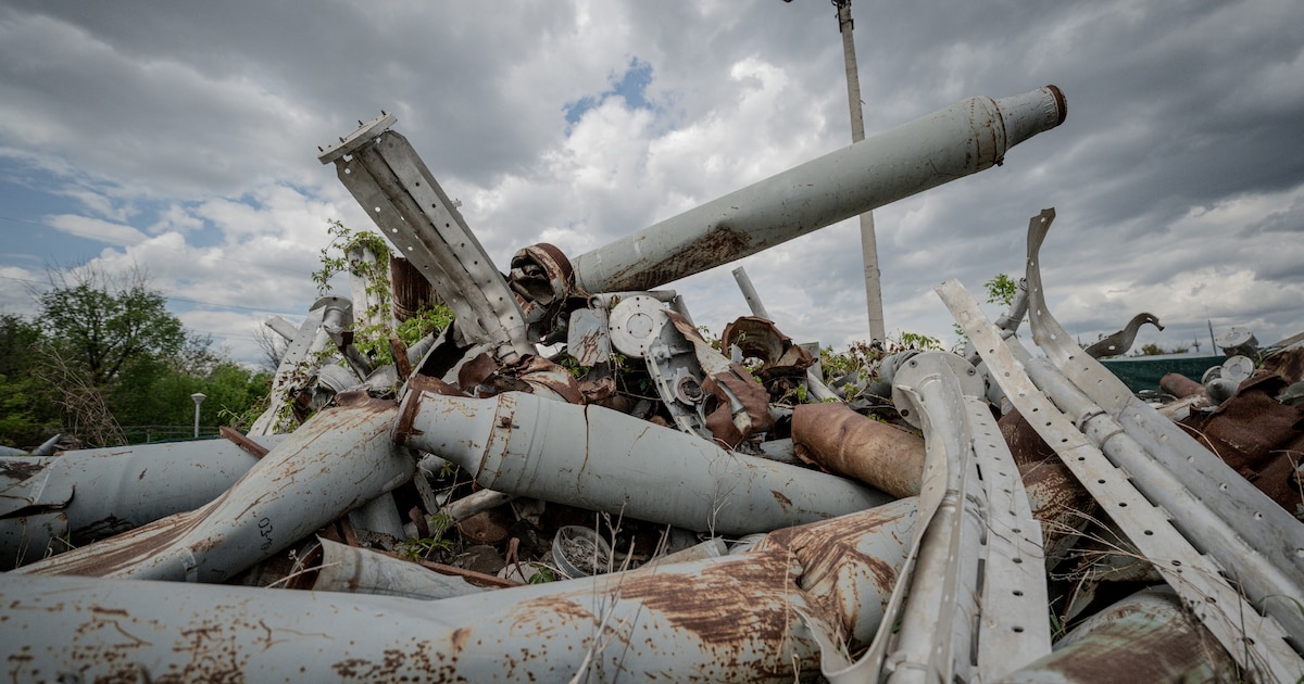Des restes d'armes russes dans un champ utilisé pour le stockage de missiles russes à Kharkiv, le 30 avril 2025 en Ukraine