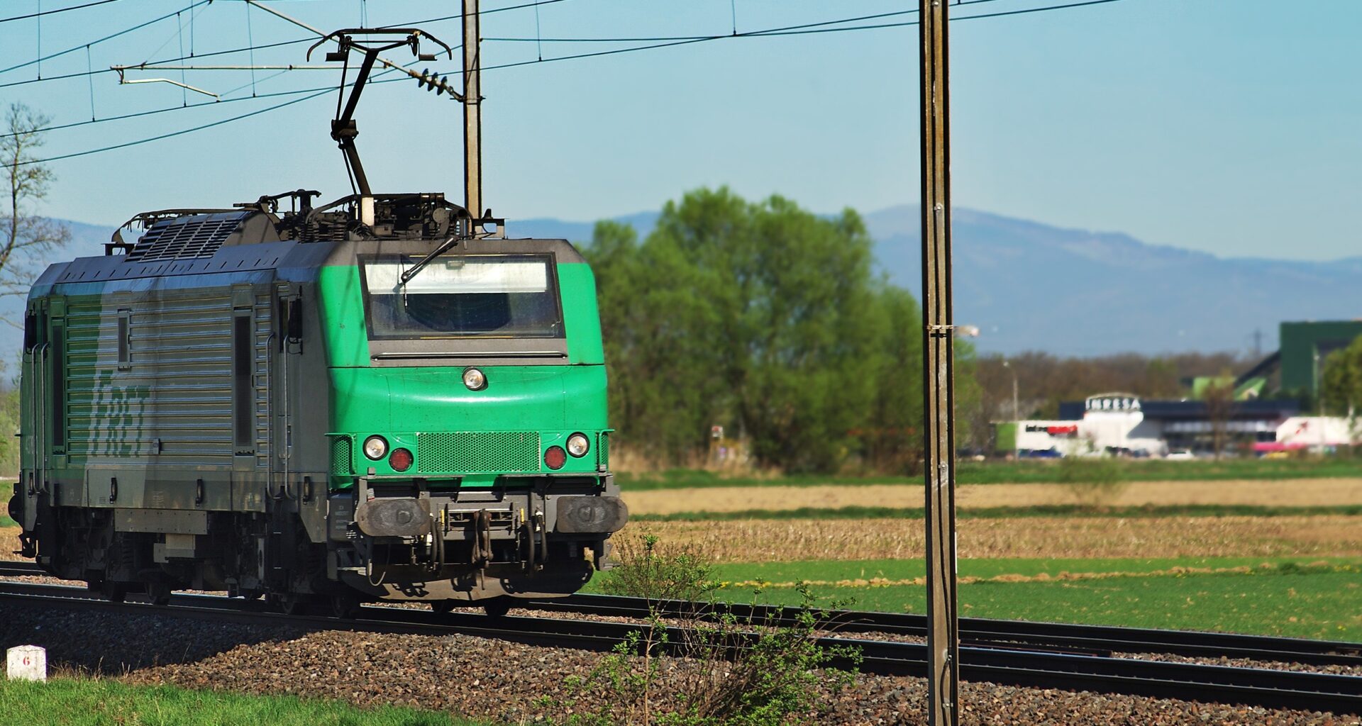 une personne meurt percutée par un train de marchandises