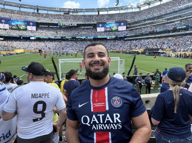 Rayane, un Parisien de 24 ans, va profiter de ce voyage pour visiter New York, sa première fois aux Etats-Unis.