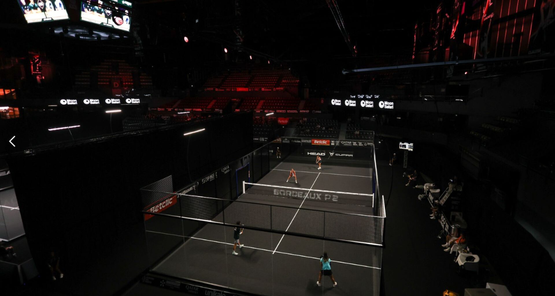 Le Bordeaux Premier Padel P2 démarre fort ce mardi 1er juillet avec l’entrée en lice des deux principales représentantes françaises du circuit : Léa Godallier et Alix Collombon. Soutenues par un public acquis à leur cause, elles tenteront de briller à domicile… mais les défis sont bien différents pour les deux. Godallier et Luján face à une solide paire espagnol Léa Godallier et l’Espagnole Laura Luján, invitées dans le tableau principal grâce à une wild card, affrontent ce matin une paire solide du circuit : Beatriz Caldera Sánchez (20e mondiale) et Carmen Goenaga García (19e). Deux joueuses du top 20 mondial, qui restent sur un quart de finale à Valladolid et partent logiquement favorites. Mais la dynamique est positive pour le duo franco-espagnol : elles ont remporté récemment le FIP Silver de Bandol, et se sont qualifiées pour le tableau principal à Valladolid. Si elles jouent leur meilleur padel, la surprise est possible, surtout avec le soutien du public bordelais. Le match est programmé en ouverture de journée à 10h sur le court central. Collombon et Martínez avec une belle carte à jouer Pour Alix Collombon et Araceli Martínez, le tirage est plus clément. Elles affrontent deux joueuses issues des qualifications : Marta Arellano Navarro et Jana Montes Cabruja. Même si leurs adversaires ont fait une belle campagne de qualification, la Française et l’Espagnole partent favorites. Attention cependant à ne pas sous-estimer la paire espagnole, Il faudra gérer la pression de jouer à domicile pour Collombon, même si elle est habituée à ces situations. Le match est prévu en troisième rotation sur le court central, soit en début d’après-midi. Deux matchs pour lancer la campagne tricolore Ces deux rencontres lanceront la campagne des Françaises dans ce Bordeaux P2. Objectif : les huitièmes de finale pour continuer de faire vibrer les tribunes de Mériadeck.