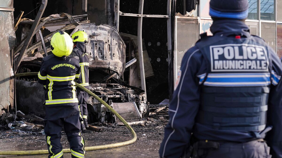 Grenoble : une voiture-bélier projetée sur la devanture d’un bar et incendiée