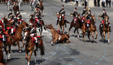 Défilé du 14 Juillet à Paris : les images de la chute d’un cheval et son cavalier sur les Champs-Élysées