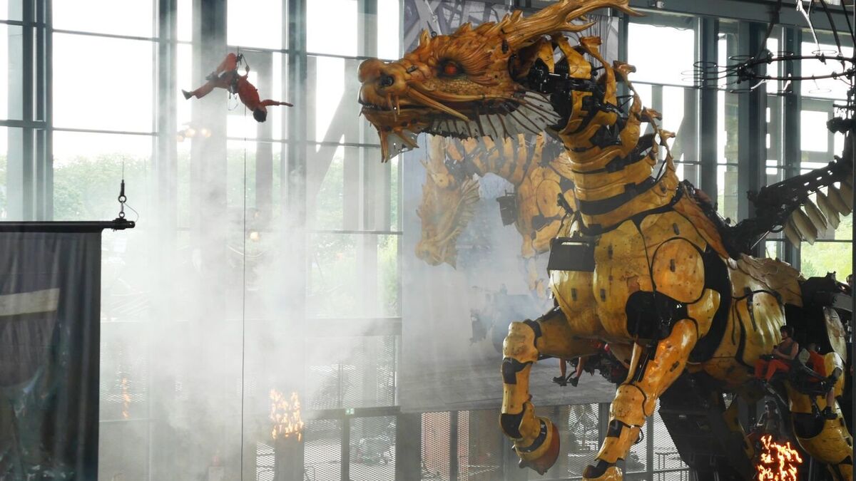 Toulouse : la jument-dragonne monumentale Long Ma enflamme la Halle de la Machine